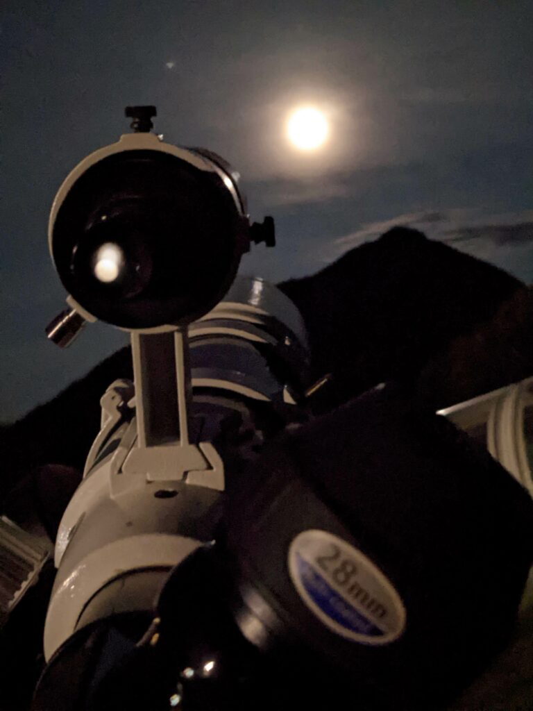 télescope observe la lune